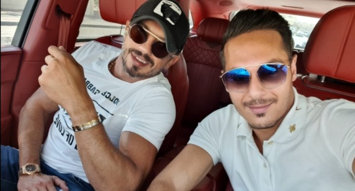 علاقة صداقة قوية تجمع بين رجل الأعمال شفيق نور الدين والمصمم محمد غياض