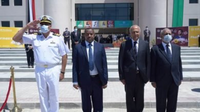 السفير الدكتور كمال حسن علي الأمين العام المساعد للشؤون الاقتصادية بالجامعة العربية، والوزير المفوض محمد خير مدير إدارة المنظمات بالجامعة العربية يشهدان على توقيع هذا المرسوم !