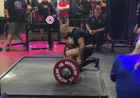 بعد فوزه بلقب بطل العالم في مسابقة ال power lifting العالمية في ايرلندا في العام ٢٠١٩يتحضر البطل اللبناني شربل حلاق للسفر