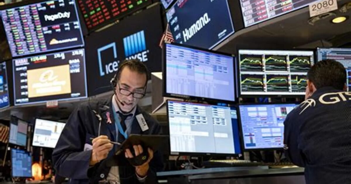 الأسواق العالمية تتباين بين صعود تكنولوجيا وهواجس النفط والفائدة