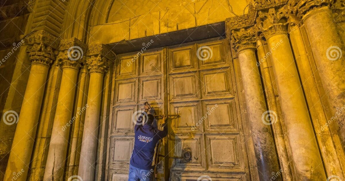 ليلة في كنيسة القيامة بالقدس: طقوس وإغلاق الأبواب وفق تقرير أسوشيتد برس