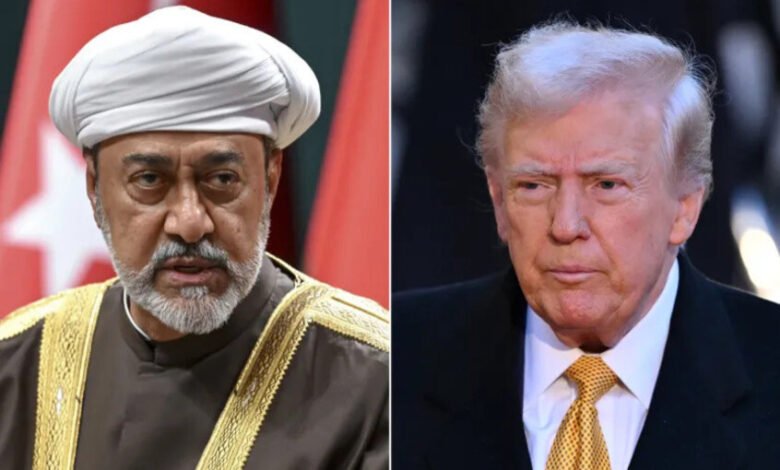 ترامب يصعّد ضد سلطنة عُمان: «يمكننا التعامل معها بسهولة» وسط خلافات حول مضيق هرمز واشنطن – 18 آب/أغسطس 2026 صعّد الرئيس الأميركي دونالد ترامب لهجته تجاه سلطنة عُمان، قائلاً إن الولايات المتحدة قادرة على «التعامل معها بسهولة»، في تصريحات جاءت وسط توتر متزايد بشأن الترتيبات المقترحة للملاحة عبر مضيق هرمز والدور الذي تؤديه مسقط في الاتصالات مع إيران. وقال ترامب للصحفيين في البيت الأبيض، الاثنين 17 آب/أغسطس، إنه لا يعتقد أن سلوك عُمان «كان جيداً جداً»، مضيفاً أن الولايات المتحدة تستطيع التعامل معها بسهولة، في تصريحات أكدتها تقارير لوكالة رويترز ووسائل إعلام أميركية. وجاء كلام ترامب رداً على أسئلة بشأن موقفه من السلطنة، في وقت تتزايد فيه الخلافات حول مستقبل الملاحة في مضيق هرمز، أحد أهم الممرات البحرية للطاقة والتجارة العالمية. تهديد أميركي مباشر التصريحات الأخيرة جاءت بعد لهجة أكثر حدة استخدمها ترامب في مقابلة إعلامية، إذ هدد باتخاذ عمل عسكري ضد عُمان في حال اعتبر أنها تعرقل المساعي الأميركية المتعلقة بإيران ومضيق هرمز. ويمثل هذا التصعيد تطوراً لافتاً في العلاقة بين واشنطن ومسقط، خصوصاً أن سلطنة عُمان أدت تاريخياً دور الوسيط بين الولايات المتحدة وإيران، واستضافت أو سهلت جولات متعددة من الاتصالات بين الطرفين. ماذا يحدث في مضيق هرمز؟ يتركز الخلاف الحالي حول الترتيبات الخاصة بإعادة تنظيم حركة السفن عبر مضيق هرمز، بعد أشهر من الاضطرابات العسكرية والسياسية التي أثرت بشدة على حركة الملاحة. وتجري إيران وسلطنة عُمان محادثات حول آلية لتنظيم حركة السفن عبر المضيق، فيما تشير التقارير إلى خلافات جوهرية مع واشنطن بشأن طبيعة السيطرة على الممر البحري وشروط مرور السفن. وكانت حركة السفن عبر هرمز قد تراجعت بصورة حادة مقارنة بمستويات ما قبل الحرب؛ إذ أفادت رويترز في 11 آب/أغسطس بأن ست سفن فقط عبرت المضيق خلال يوم واحد، مقابل نحو 130 إلى 140 سفينة يومياً قبل الحرب. عُمان بين واشنطن وطهران تضع التطورات الأخيرة مسقط في موقف بالغ الحساسية، فهي من جهة حليف وشريك قديم للولايات المتحدة، ومن جهة أخرى تحتفظ بعلاقات سياسية ودبلوماسية وثيقة مع إيران، الأمر الذي مكّنها طوال سنوات من لعب دور قناة اتصال بين واشنطن وطهران. وتشير التقارير إلى أن واشنطن تنظر بقلق إلى بعض تفاصيل الترتيبات التي يجري بحثها بين إيران وعُمان بشأن المضيق، بينما تعتبر مسقط أن استمرار التواصل مع طهران ضروري لمنع انهيار الملاحة وتصاعد المواجهة العسكرية. تصعيد يتجاوز الخلاف الدبلوماسي تكمن خطورة تصريحات ترامب في أنها تنقل الخلاف من مستوى الضغط الدبلوماسي إلى التهديد الصريح باستخدام القوة ضد دولة خليجية ترتبط بعلاقات استراتيجية مع واشنطن. ويأتي ذلك في وقت لا تزال فيه الولايات المتحدة وإيران عاجزتين عن التوصل إلى تسوية نهائية بشأن الحرب والملف النووي ومستقبل مضيق هرمز، بعد انتهاء مهلة تفاوضية استمرت 60 يوماً من دون تحقيق اختراق حاسم. كما أن أي تصعيد يمس الأراضي العُمانية أو البنية البحرية المحيطة بالمضيق قد تكون له تداعيات تتجاوز العلاقة الأميركية–العُمانية، نظراً للأهمية الاستراتيجية لهرمز بالنسبة لصادرات النفط والغاز الخليجية وسلاسل الإمداد العالمية. ما الذي تعنيه تصريحات ترامب؟ سياسياً، تبدو تصريحات الرئيس الأميركي رسالة ضغط مباشرة على مسقط بهدف منع ظهور ترتيبات إيرانية–عُمانية للمضيق لا تتوافق مع الشروط الأميركية. أما استراتيجياً، فإن دخول عُمان بصورة مباشرة في دائرة التهديد الأميركي قد يضعف قدرتها على الاستمرار كوسيط محايد نسبياً بين واشنطن وطهران، وهي وظيفة دبلوماسية اعتمد عليها الطرفان مراراً خلال السنوات الماضية. وفي المقابل، لا تعني تصريحات ترامب بالضرورة أن قراراً عسكرياً ضد السلطنة قد اتُخذ، لكنها ترفع مستوى المخاطر السياسية والعسكرية المحيطة بالمفاوضات وتكشف حجم الخلاف بشأن من يملك حق تحديد قواعد الملاحة في أحد أكثر الممرات البحرية حساسية في العالم. المصادر: رويترز، أسوشيتد برس، تصريحات الرئيس الأميركي دونالد ترامب.