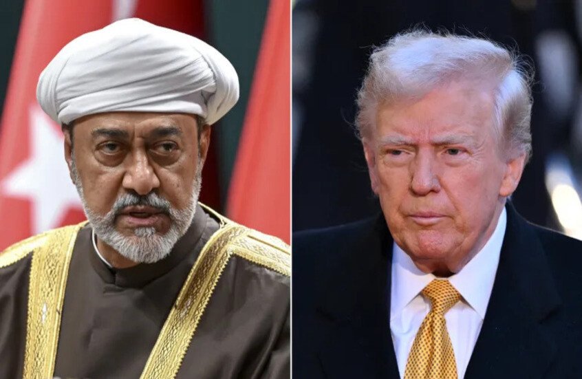 ترامب يصعّد ضد سلطنة عُمان: «يمكننا التعامل معها بسهولة» وسط خلافات حول مضيق هرمز واشنطن – 18 آب/أغسطس 2026 صعّد الرئيس الأميركي دونالد ترامب لهجته تجاه سلطنة عُمان، قائلاً إن الولايات المتحدة قادرة على «التعامل معها بسهولة»، في تصريحات جاءت وسط توتر متزايد بشأن الترتيبات المقترحة للملاحة عبر مضيق هرمز والدور الذي تؤديه مسقط في الاتصالات مع إيران. وقال ترامب للصحفيين في البيت الأبيض، الاثنين 17 آب/أغسطس، إنه لا يعتقد أن سلوك عُمان «كان جيداً جداً»، مضيفاً أن الولايات المتحدة تستطيع التعامل معها بسهولة، في تصريحات أكدتها تقارير لوكالة رويترز ووسائل إعلام أميركية. وجاء كلام ترامب رداً على أسئلة بشأن موقفه من السلطنة، في وقت تتزايد فيه الخلافات حول مستقبل الملاحة في مضيق هرمز، أحد أهم الممرات البحرية للطاقة والتجارة العالمية. تهديد أميركي مباشر التصريحات الأخيرة جاءت بعد لهجة أكثر حدة استخدمها ترامب في مقابلة إعلامية، إذ هدد باتخاذ عمل عسكري ضد عُمان في حال اعتبر أنها تعرقل المساعي الأميركية المتعلقة بإيران ومضيق هرمز. ويمثل هذا التصعيد تطوراً لافتاً في العلاقة بين واشنطن ومسقط، خصوصاً أن سلطنة عُمان أدت تاريخياً دور الوسيط بين الولايات المتحدة وإيران، واستضافت أو سهلت جولات متعددة من الاتصالات بين الطرفين. ماذا يحدث في مضيق هرمز؟ يتركز الخلاف الحالي حول الترتيبات الخاصة بإعادة تنظيم حركة السفن عبر مضيق هرمز، بعد أشهر من الاضطرابات العسكرية والسياسية التي أثرت بشدة على حركة الملاحة. وتجري إيران وسلطنة عُمان محادثات حول آلية لتنظيم حركة السفن عبر المضيق، فيما تشير التقارير إلى خلافات جوهرية مع واشنطن بشأن طبيعة السيطرة على الممر البحري وشروط مرور السفن. وكانت حركة السفن عبر هرمز قد تراجعت بصورة حادة مقارنة بمستويات ما قبل الحرب؛ إذ أفادت رويترز في 11 آب/أغسطس بأن ست سفن فقط عبرت المضيق خلال يوم واحد، مقابل نحو 130 إلى 140 سفينة يومياً قبل الحرب. عُمان بين واشنطن وطهران تضع التطورات الأخيرة مسقط في موقف بالغ الحساسية، فهي من جهة حليف وشريك قديم للولايات المتحدة، ومن جهة أخرى تحتفظ بعلاقات سياسية ودبلوماسية وثيقة مع إيران، الأمر الذي مكّنها طوال سنوات من لعب دور قناة اتصال بين واشنطن وطهران. وتشير التقارير إلى أن واشنطن تنظر بقلق إلى بعض تفاصيل الترتيبات التي يجري بحثها بين إيران وعُمان بشأن المضيق، بينما تعتبر مسقط أن استمرار التواصل مع طهران ضروري لمنع انهيار الملاحة وتصاعد المواجهة العسكرية. تصعيد يتجاوز الخلاف الدبلوماسي تكمن خطورة تصريحات ترامب في أنها تنقل الخلاف من مستوى الضغط الدبلوماسي إلى التهديد الصريح باستخدام القوة ضد دولة خليجية ترتبط بعلاقات استراتيجية مع واشنطن. ويأتي ذلك في وقت لا تزال فيه الولايات المتحدة وإيران عاجزتين عن التوصل إلى تسوية نهائية بشأن الحرب والملف النووي ومستقبل مضيق هرمز، بعد انتهاء مهلة تفاوضية استمرت 60 يوماً من دون تحقيق اختراق حاسم. كما أن أي تصعيد يمس الأراضي العُمانية أو البنية البحرية المحيطة بالمضيق قد تكون له تداعيات تتجاوز العلاقة الأميركية–العُمانية، نظراً للأهمية الاستراتيجية لهرمز بالنسبة لصادرات النفط والغاز الخليجية وسلاسل الإمداد العالمية. ما الذي تعنيه تصريحات ترامب؟ سياسياً، تبدو تصريحات الرئيس الأميركي رسالة ضغط مباشرة على مسقط بهدف منع ظهور ترتيبات إيرانية–عُمانية للمضيق لا تتوافق مع الشروط الأميركية. أما استراتيجياً، فإن دخول عُمان بصورة مباشرة في دائرة التهديد الأميركي قد يضعف قدرتها على الاستمرار كوسيط محايد نسبياً بين واشنطن وطهران، وهي وظيفة دبلوماسية اعتمد عليها الطرفان مراراً خلال السنوات الماضية. وفي المقابل، لا تعني تصريحات ترامب بالضرورة أن قراراً عسكرياً ضد السلطنة قد اتُخذ، لكنها ترفع مستوى المخاطر السياسية والعسكرية المحيطة بالمفاوضات وتكشف حجم الخلاف بشأن من يملك حق تحديد قواعد الملاحة في أحد أكثر الممرات البحرية حساسية في العالم. المصادر: رويترز، أسوشيتد برس، تصريحات الرئيس الأميركي دونالد ترامب. - صورة مميزة صورة مميزة: ترامب يصعّد ضد سلطنة عُمان: «يمكننا التعامل معها بسهولة» وسط خلافات حول مضيق هرمز واشنطن – 18 آب/أغسطس 2026 صعّد الرئيس الأميركي دونالد ترامب لهجته تجاه سلطنة عُمان، قائلاً إن الولايات المتحدة قادرة على «التعامل معها بسهولة»، في تصريحات جاءت وسط توتر متزايد بشأن الترتيبات المقترحة للملاحة عبر مضيق هرمز والدور الذي تؤديه مسقط في الاتصالات مع إيران. وقال ترامب للصحفيين في البيت الأبيض، الاثنين 17 آب/أغسطس، إنه لا يعتقد أن سلوك عُمان «كان جيداً جداً»، مضيفاً أن الولايات المتحدة تستطيع التعامل معها بسهولة، في تصريحات أكدتها تقارير لوكالة رويترز ووسائل إعلام أميركية. وجاء كلام ترامب رداً على أسئلة بشأن موقفه من السلطنة، في وقت تتزايد فيه الخلافات حول مستقبل الملاحة في مضيق هرمز، أحد أهم الممرات البحرية للطاقة والتجارة العالمية. تهديد أميركي مباشر التصريحات الأخيرة جاءت بعد لهجة أكثر حدة استخدمها ترامب في مقابلة إعلامية، إذ هدد باتخاذ عمل عسكري ضد عُمان في حال اعتبر أنها تعرقل المساعي الأميركية المتعلقة بإيران ومضيق هرمز. ويمثل هذا التصعيد تطوراً لافتاً في العلاقة بين واشنطن ومسقط، خصوصاً أن سلطنة عُمان أدت تاريخياً دور الوسيط بين الولايات المتحدة وإيران، واستضافت أو سهلت جولات متعددة من الاتصالات بين الطرفين. ماذا يحدث في مضيق هرمز؟ يتركز الخلاف الحالي حول الترتيبات الخاصة بإعادة تنظيم حركة السفن عبر مضيق هرمز، بعد أشهر من الاضطرابات العسكرية والسياسية التي أثرت بشدة على حركة الملاحة. وتجري إيران وسلطنة عُمان محادثات حول آلية لتنظيم حركة السفن عبر المضيق، فيما تشير التقارير إلى خلافات جوهرية مع واشنطن بشأن طبيعة السيطرة على الممر البحري وشروط مرور السفن. وكانت حركة السفن عبر هرمز قد تراجعت بصورة حادة مقارنة بمستويات ما قبل الحرب؛ إذ أفادت رويترز في 11 آب/أغسطس بأن ست سفن فقط عبرت المضيق خلال يوم واحد، مقابل نحو 130 إلى 140 سفينة يومياً قبل الحرب. عُمان بين واشنطن وطهران تضع التطورات الأخيرة مسقط في موقف بالغ الحساسية، فهي من جهة حليف وشريك قديم للولايات المتحدة، ومن جهة أخرى تحتفظ بعلاقات سياسية ودبلوماسية وثيقة مع إيران، الأمر الذي مكّنها طوال سنوات من لعب دور قناة اتصال بين واشنطن وطهران. وتشير التقارير إلى أن واشنطن تنظر بقلق إلى بعض تفاصيل الترتيبات التي يجري بحثها بين إيران وعُمان بشأن المضيق، بينما تعتبر مسقط أن استمرار التواصل مع طهران ضروري لمنع انهيار الملاحة وتصاعد المواجهة العسكرية. تصعيد يتجاوز الخلاف الدبلوماسي تكمن خطورة تصريحات ترامب في أنها تنقل الخلاف من مستوى الضغط الدبلوماسي إلى التهديد الصريح باستخدام القوة ضد دولة خليجية ترتبط بعلاقات استراتيجية مع واشنطن. ويأتي ذلك في وقت لا تزال فيه الولايات المتحدة وإيران عاجزتين عن التوصل إلى تسوية نهائية بشأن الحرب والملف النووي ومستقبل مضيق هرمز، بعد انتهاء مهلة تفاوضية استمرت 60 يوماً من دون تحقيق اختراق حاسم. كما أن أي تصعيد يمس الأراضي العُمانية أو البنية البحرية المحيطة بالمضيق قد تكون له تداعيات تتجاوز العلاقة الأميركية–العُمانية، نظراً للأهمية الاستراتيجية لهرمز بالنسبة لصادرات النفط والغاز الخليجية وسلاسل الإمداد العالمية. ما الذي تعنيه تصريحات ترامب؟ سياسياً، تبدو تصريحات الرئيس الأميركي رسالة ضغط مباشرة على مسقط بهدف منع ظهور ترتيبات إيرانية–عُمانية للمضيق لا تتوافق مع الشروط الأميركية. أما استراتيجياً، فإن دخول عُمان بصورة مباشرة في دائرة التهديد الأميركي قد يضعف قدرتها على الاستمرار كوسيط محايد نسبياً بين واشنطن وطهران، وهي وظيفة دبلوماسية اعتمد عليها الطرفان مراراً خلال السنوات الماضية. وفي المقابل، لا تعني تصريحات ترامب بالضرورة أن قراراً عسكرياً ضد السلطنة قد اتُخذ، لكنها ترفع مستوى المخاطر السياسية والعسكرية المحيطة بالمفاوضات وتكشف حجم الخلاف بشأن من يملك حق تحديد قواعد الملاحة في أحد أكثر الممرات البحرية حساسية في العالم. المصادر: رويترز، أسوشيتد برس، تصريحات الرئيس الأميركي دونالد ترامب.