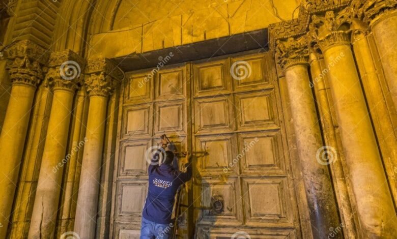 ليلة في كنيسة القيامة بالقدس: طقوس وإغلاق الأبواب وفق تقرير أسوشيتد برس