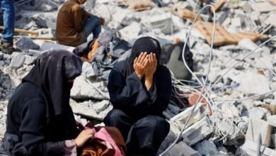 مقتل أب وطفلته في غارة بغزة وفق مسؤولين صحيين والهدنة معرضة للاختبار
