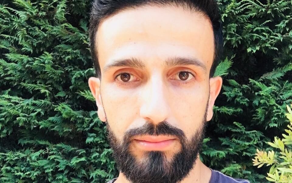 كتب الشاعر الغنائي ألكسي قسطنطين أغنية جديدة للفنان هيال شريف بعنوان “قلبي رح شيلو” من ألحان : باسم يحيى وتوزيع موسيقي وتسجيل :كارنو وميكس وماسترينغ : كارنو