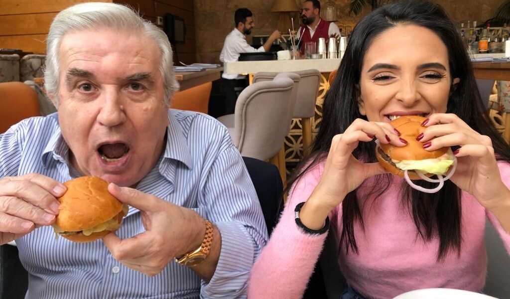 ناديا منيمنه تشتهر بفيديوهاتها مع جدها على “تيك توك”